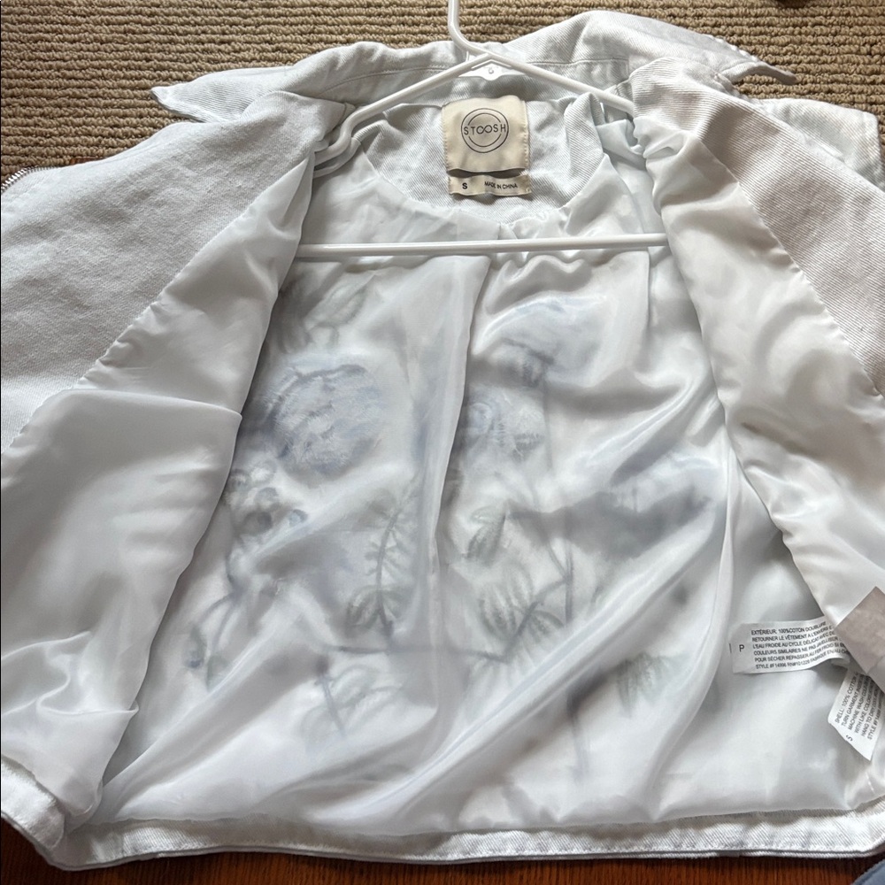 STOOSH White jean jacket. Beautiful detailed Blue floral embroidery. Size small - Picture 11 of 12